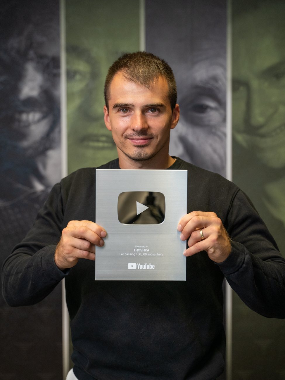 Vladislav Ondrušek so strieborným tlačidlom YouTube za 100 000 odberateľov podcastu TROSHKA